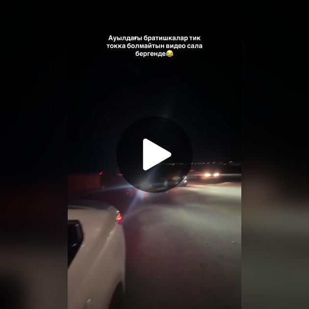 Жалаңаш кеуделі қыздардың жеке суреттері Балапанның есегінде