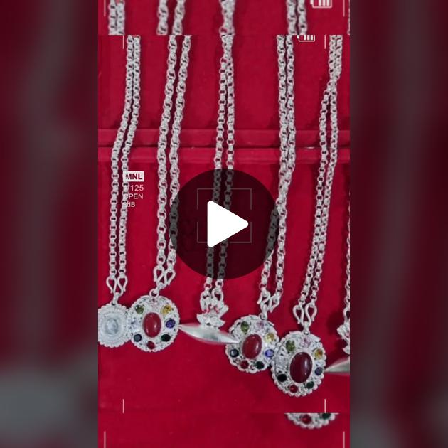 Xotinining xalatini kotarib suratini sikdi. Xotinining xalatini kotarib suratini sikdi.