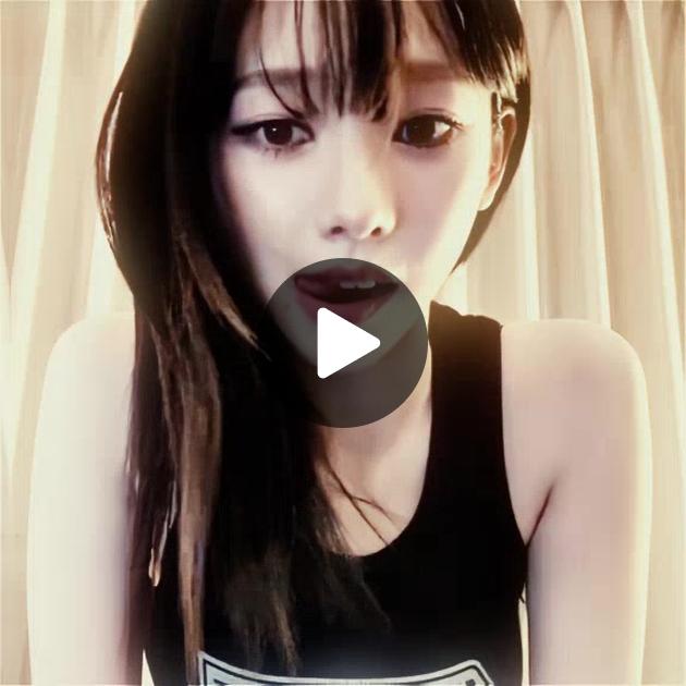 Shaffof oq taytlarda yalangoch jojalar Onamni porno bilan jinsiy aloqada bolishga ishontirdi